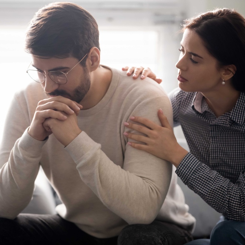 دعم الزوج نفسيًا ينطوي على الفهم الحقيقي لما يمر به من قلق وضغوطات