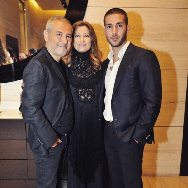 سيليو صعب إلى جانب والدته كلودين والمصمم إيلي صعب