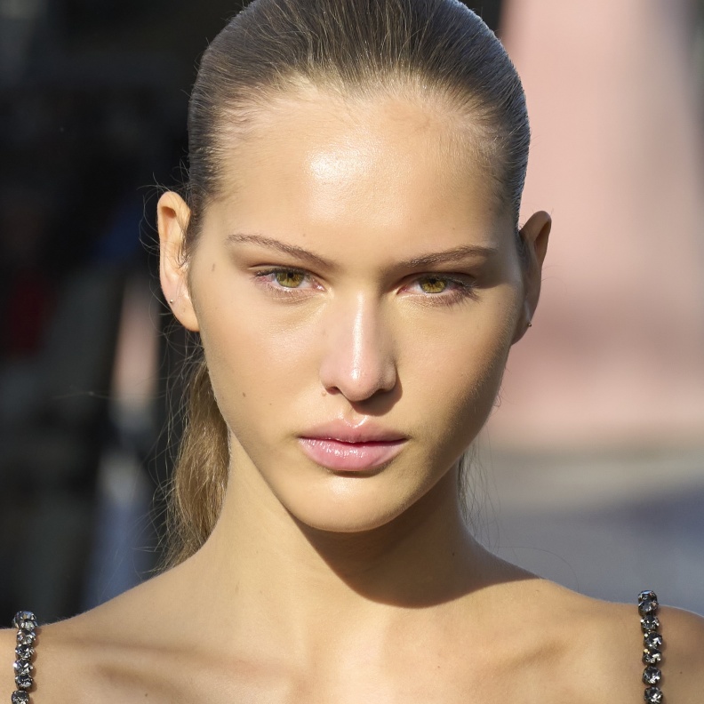 لمسّات جمالية مرآة بشرتكِ الصافية قبل السفر...اعتمدّيها خلال فصل الصيف