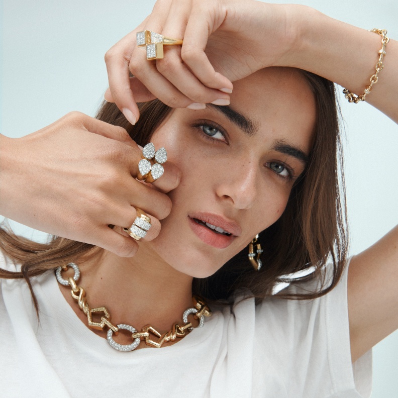 طبقي أحدث صيحات الموضة هذا الصيف مع مجوهرات ديفيد ويب