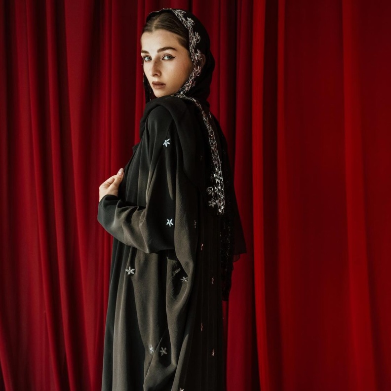 عباية باللون الأسود من دار سماح للعبايات