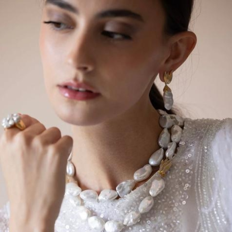 عقد مرصّع باللؤلؤ والألماس من فيكتور فليان Victor Velyan