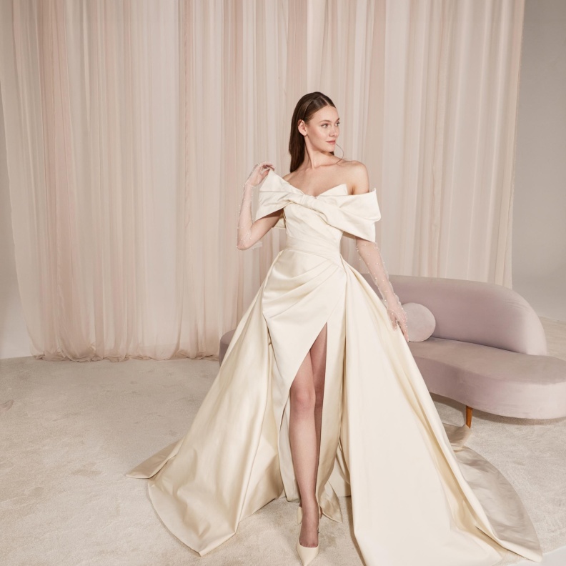 فستان زفاف منفوش مع شق عالِ من قزي وأسطا