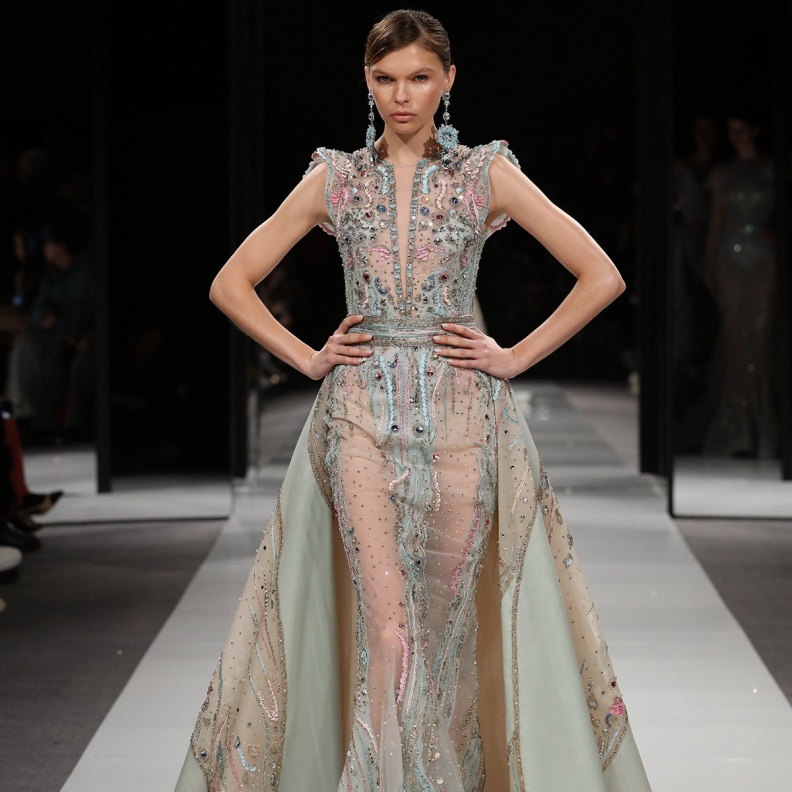 فستان مطرّز وشفاف من زياد نكد