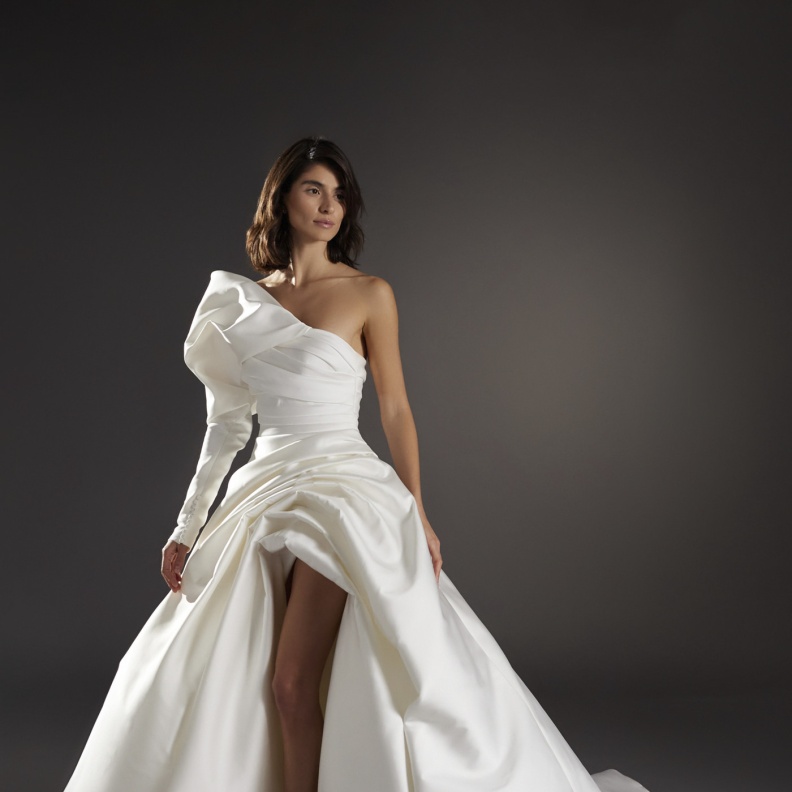 فيونكا على الأكتاف من دار Pronovias