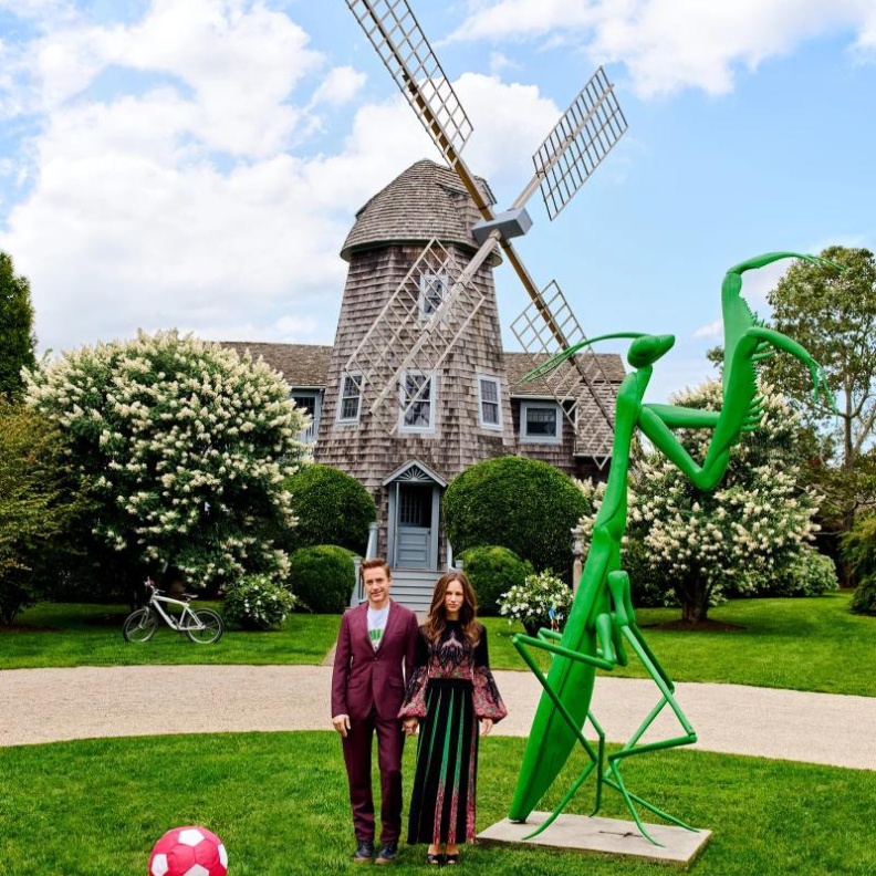 روبرت داوني جونيور وزوجته المنتجة سوزان داوني بجانب طاحونة الهواء الضخمة التي تعود إلى القرن التاسع عشر