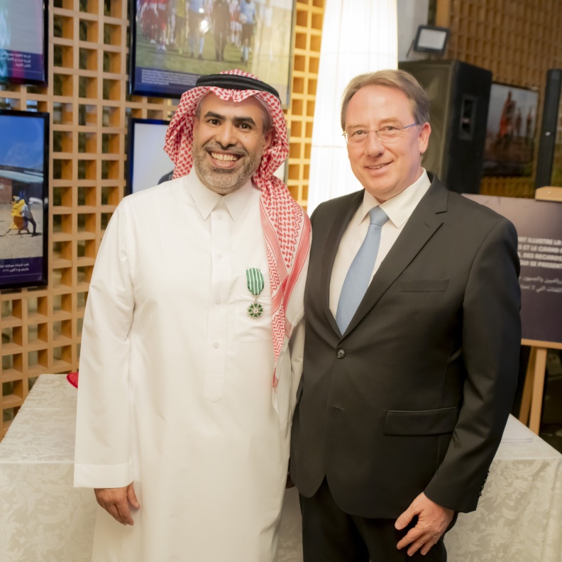 برتبة فارس.. فرنسا تمنح الفنان السعودي أحمد ماطر وسام "الفنون والآداب"