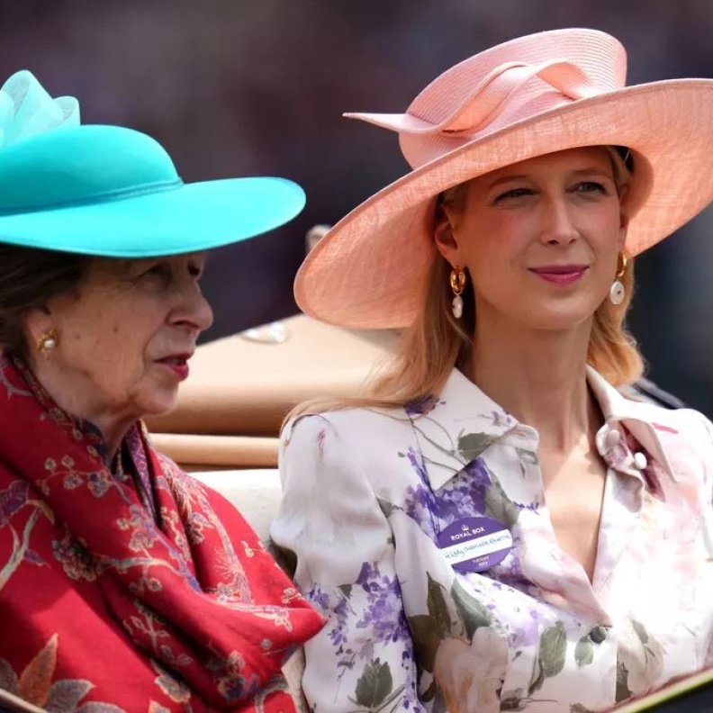 ليدي غابرييلا كينغستون تظهر مع الملك والملكة في رويال أسكوت