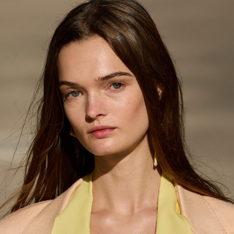 اجعلي شعرك جاهزاً للمغامرة بروتين مثالي للعناية بالشعر خلال سفرك