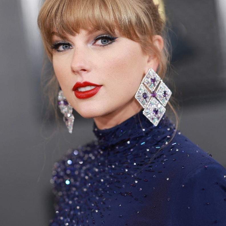 اطلالة Taylor Swift بأحمر الشفاه القوي في حفل Grammy Awards