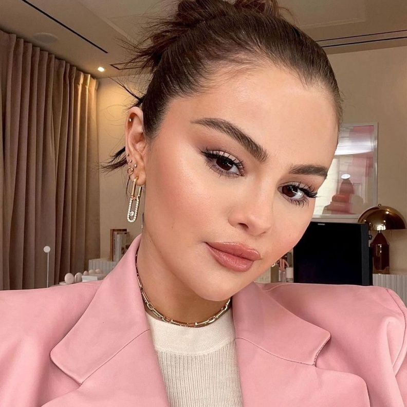 الروج الوردي بأسلوب سيلينا غومز ـ الصورة من حساب خبيرة الشعر على إنستقرام Marissa Marino