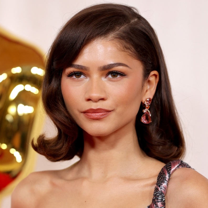 المكياج البرونزي مع الخطوط السوداء بأسلوب Zendaya