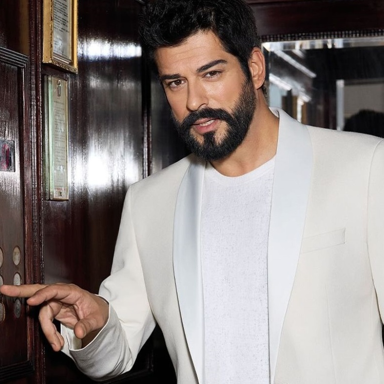 الممثل بوراك اوزجفيت - صورة من حسابه على انستعرام