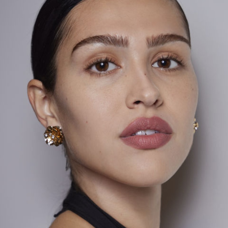 اليك اهم مستحضرات تجميل ترافقك في حقيبة السفر في موسم الصيف