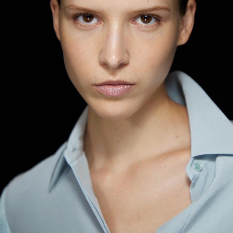 بشرة مشرقة رغم المغامرة.. إليك أفضل النصائح للعناية بالبشرة أثناء التخييم