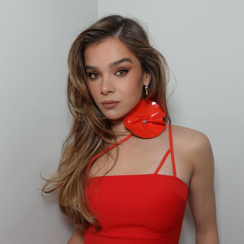 تستخدم ستاينفيلد  ليس فقط الشامبو بل أيضاً الزيت للحفاظ على اللمعان والترطيب