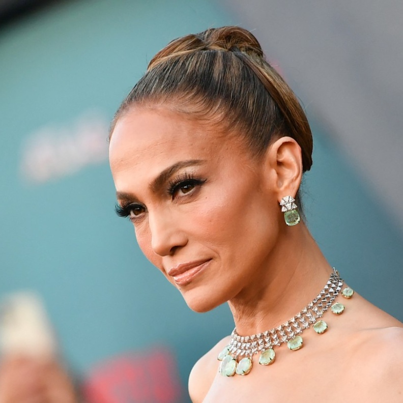 تسريحات الشعر المبلل مع الكعكة بأسلوب جينيفر لوبيز Jennifer Lopez