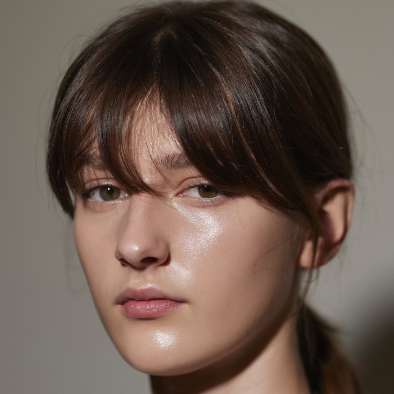 حافظي على تألق شعرك أثناء ممارسة الرياضة في الهواء الطلق