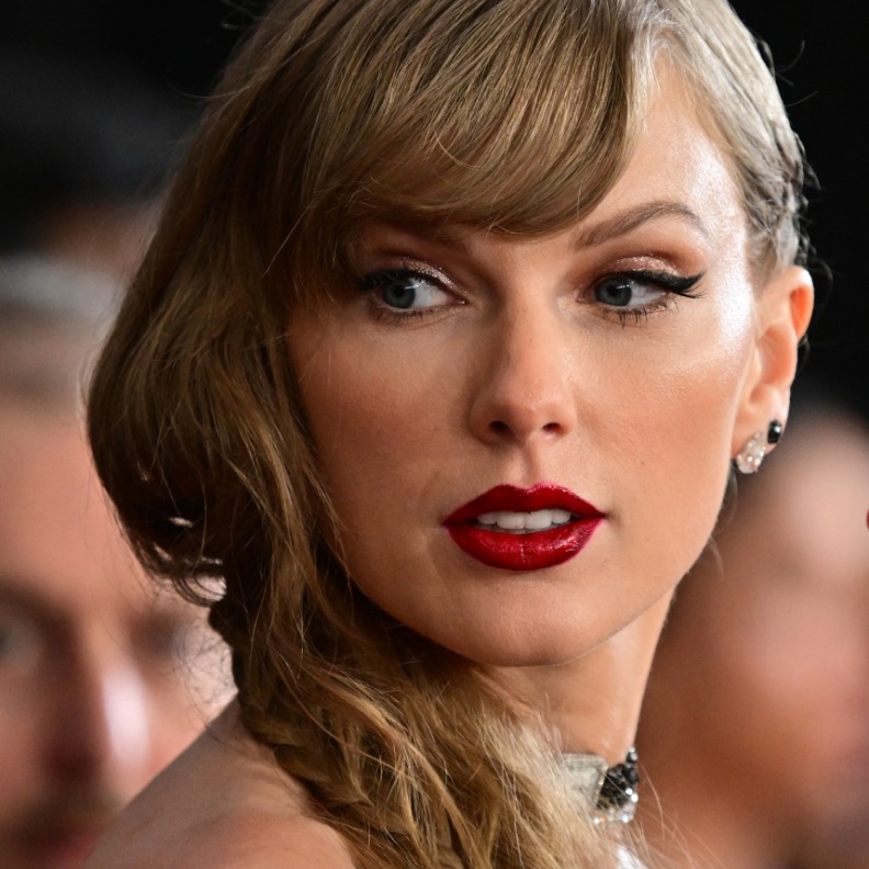 رسمات الآيلاينر السوداء والعريضة على طريقة النجمة Taylor Swift