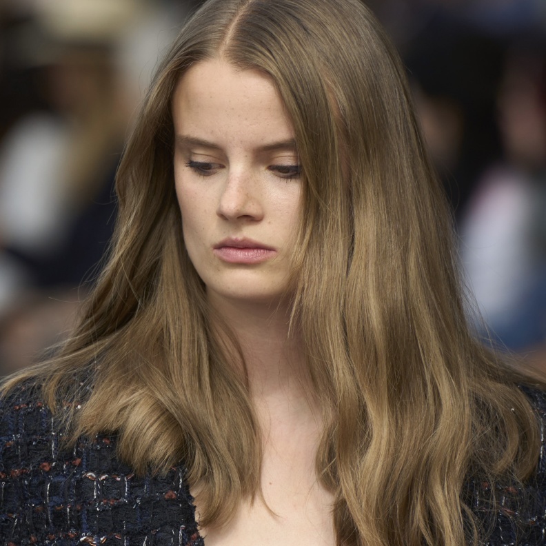 صبغات شعر بتدرجات الكستنائي المتموج من دار CHANEL