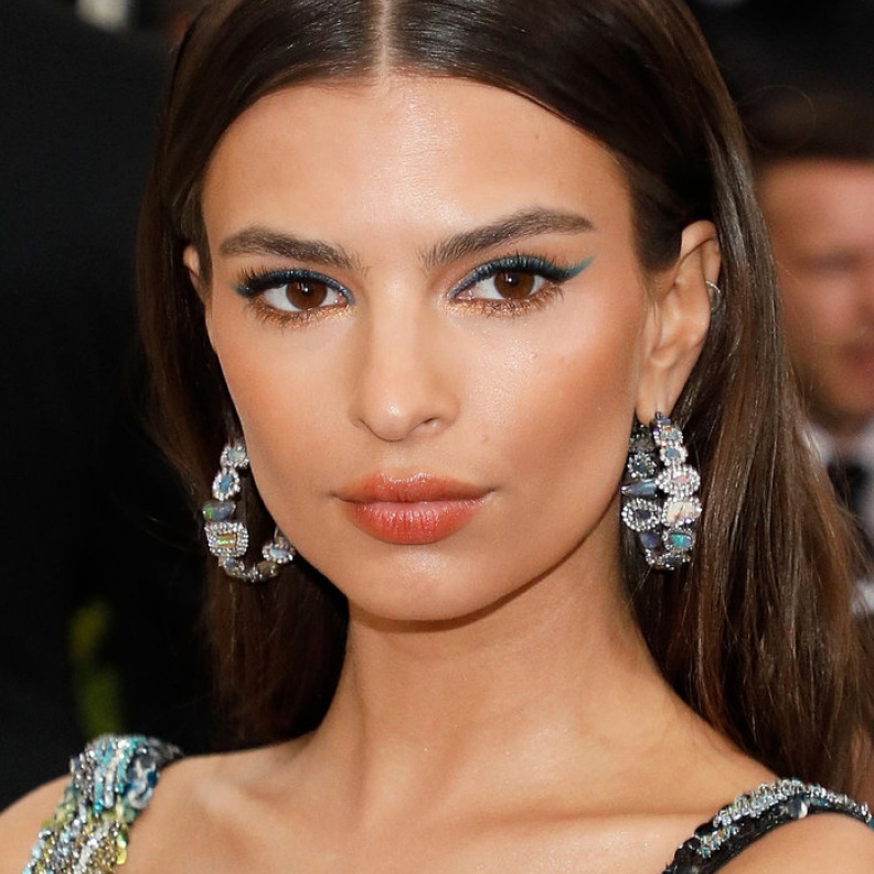 مكياج عيون سموكي وملون من اطلالةEmily Ratajkowski