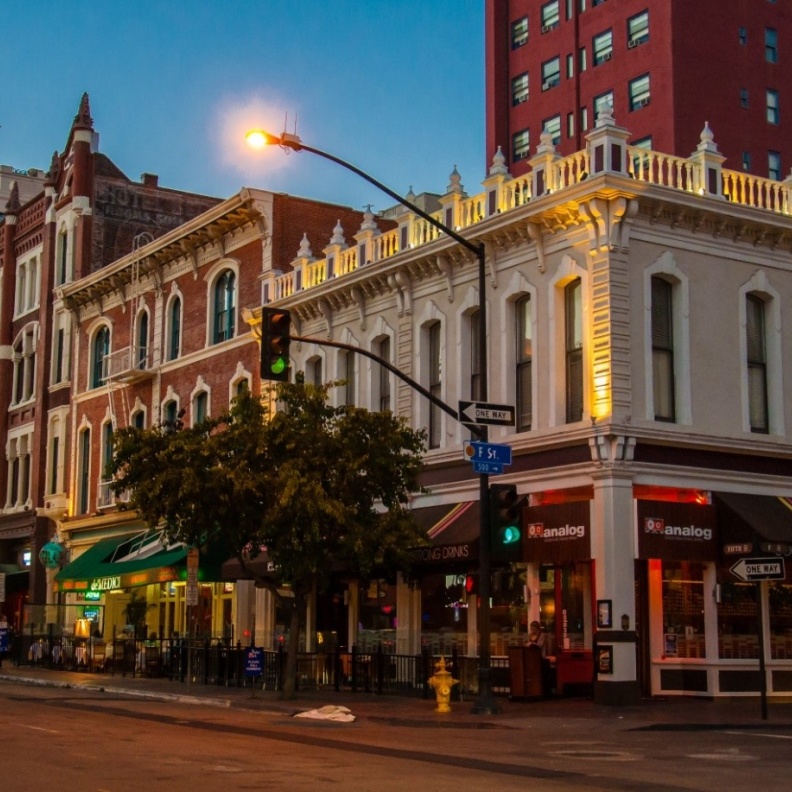 1 في الجادة الخامسة في حي غاسلامب كوارتر التاريخي