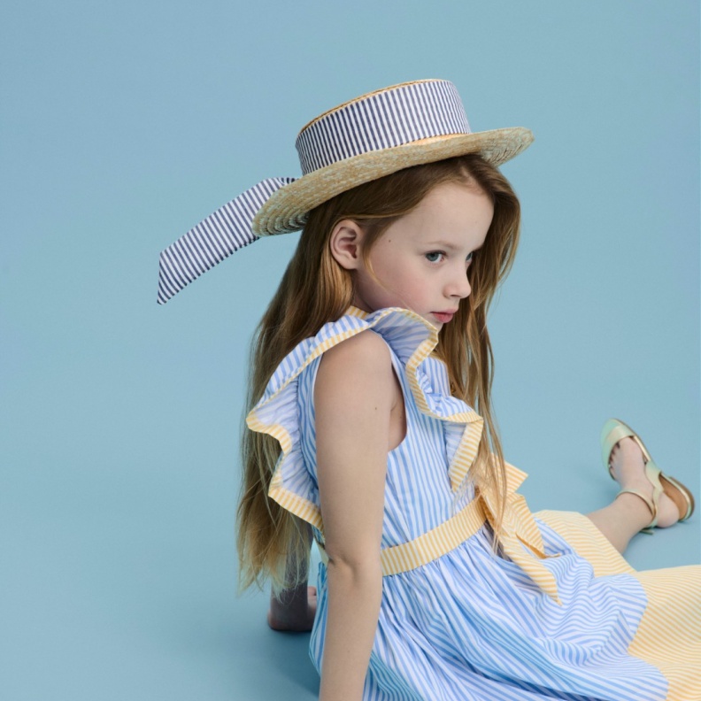 أبحري في عالم الموضة مع أزياء الأطفال البحرية التي تسيطر على صيحات صيف 2024