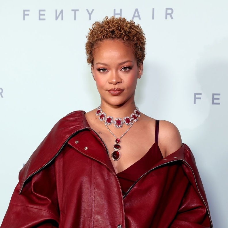 ريهانا بـ نيو لوك الشعر القصير موضة الصيف وتطلق منتجاتها  Rihanna X Fenty Hair