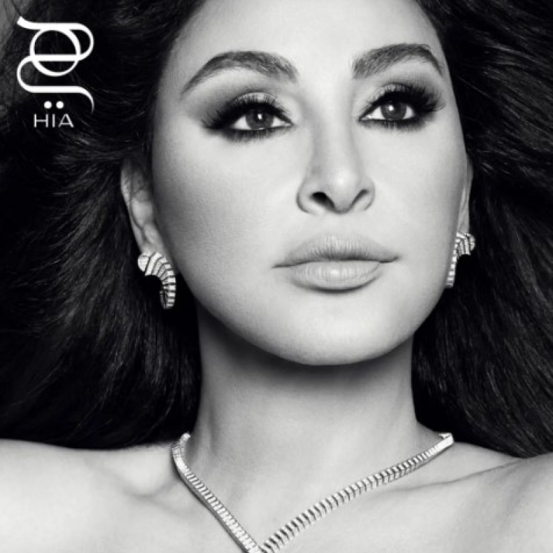 إليسا نجمة غلاف مجلة "هي".. اليكم إطلالات جمالية رسمت فيها رحلة يوبيلها الفضي