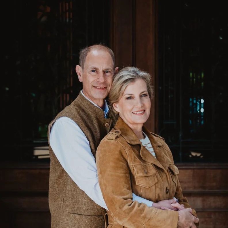 أصدر دوق ودوقة إدنبرة صورة جديدة للاحتفال بذكرى زواجهما