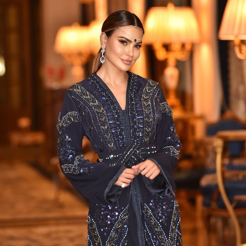 مريم الأبيض بقفطان مغربي لافت باللّون الكحلي