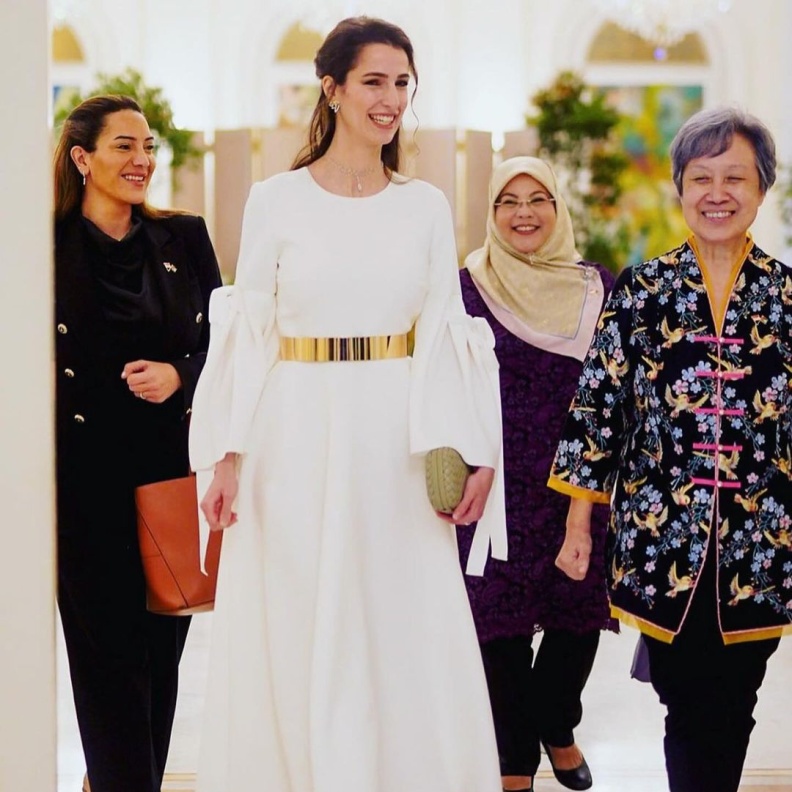 إطلالات كلاسيكية للأميرة رجوى تكشف عن ذوقها المميّز في إختيار ملابسها.. أناقة عالية وستايل خاص 