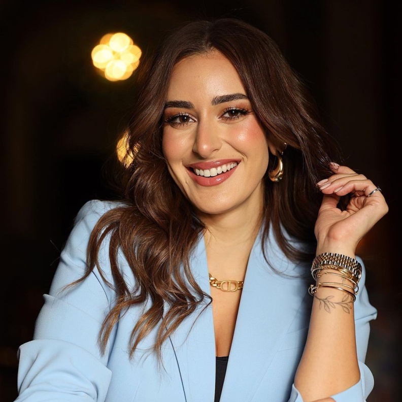 إطلالة أمينة خليل بالشعر البندقي المتوسط الحدّة بلون موحّد