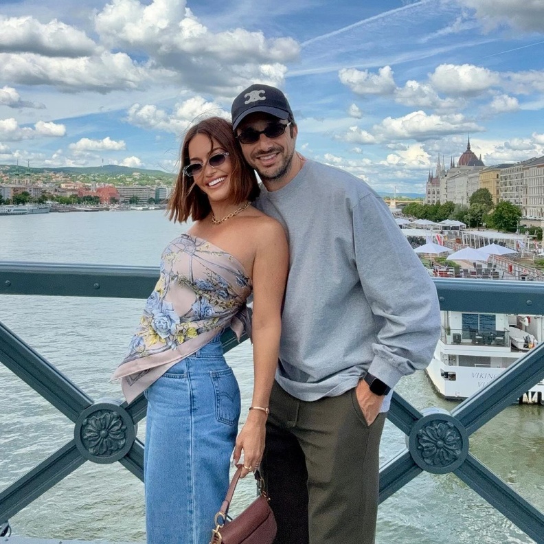 احدث اطلالات كارن وازن مع ابنيتها وزوجها في موسم الصيف