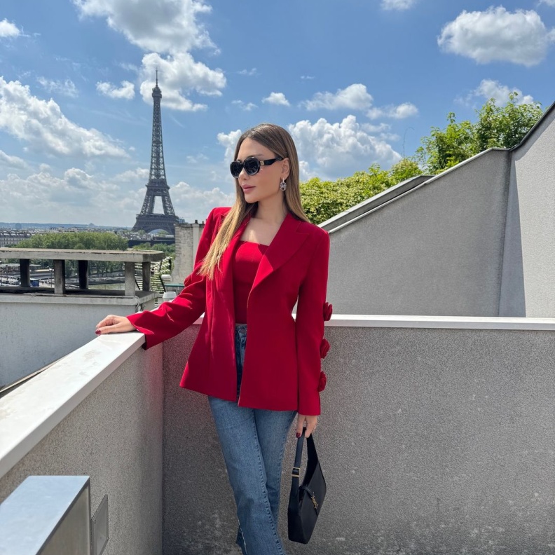 ازياء كاجوال تناسب رحلات السفر الى باريس من وحي داليدا عياش