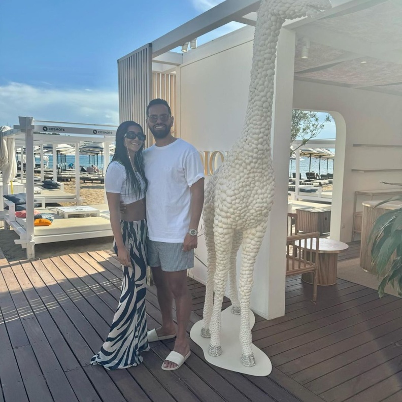 ريم سامي وزوجها في اليونان