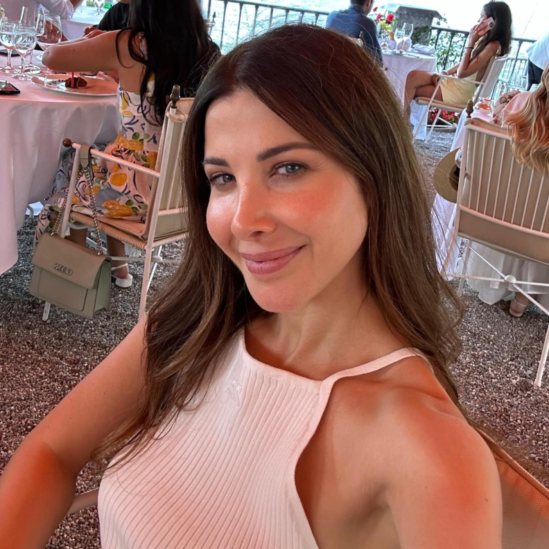 نانسي عجرم بدون مكياج في اجازتها على البحر