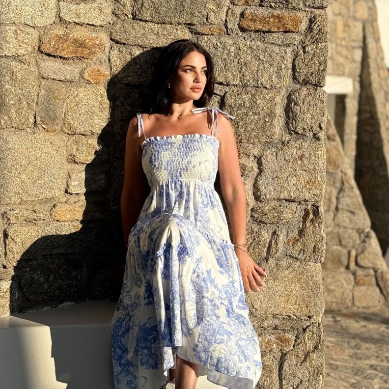 تنسيقات صيفية عصرية لـ درة التونسية في اجازتها باليونان تلهم بها الشابات في إجازات السفر