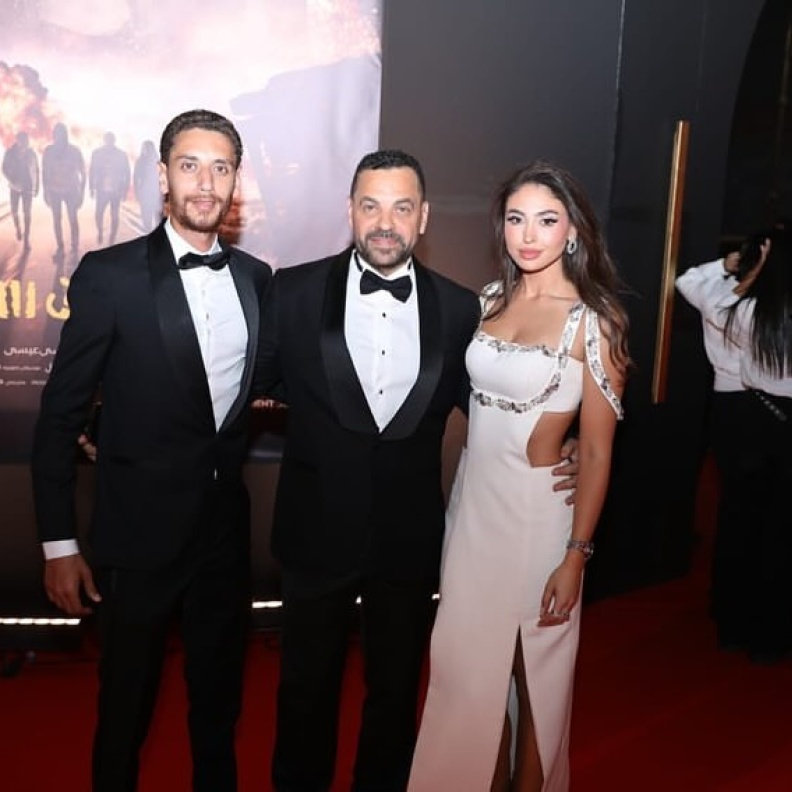 طارق العريان وزوجته وابنه