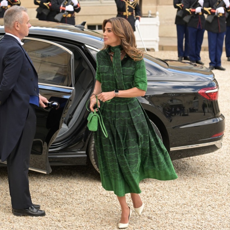 الملكة رانيا تتألق بإطلالة كلاسيكية بأحدث ظهور في فرنسا
