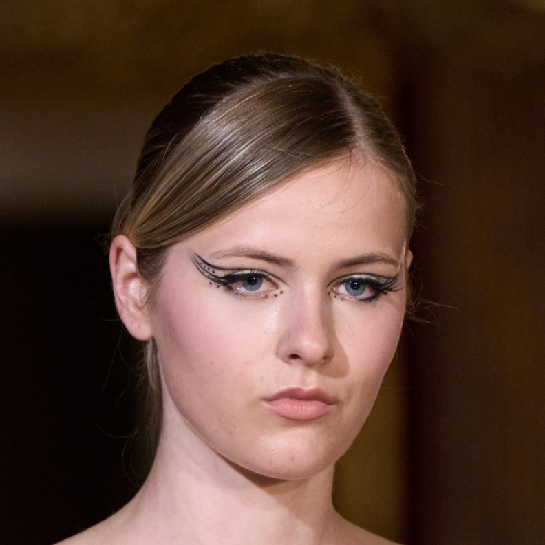 المكياج القوي في أسبوع الموضة الهوت كوتور الباريسي لشتاء 2025