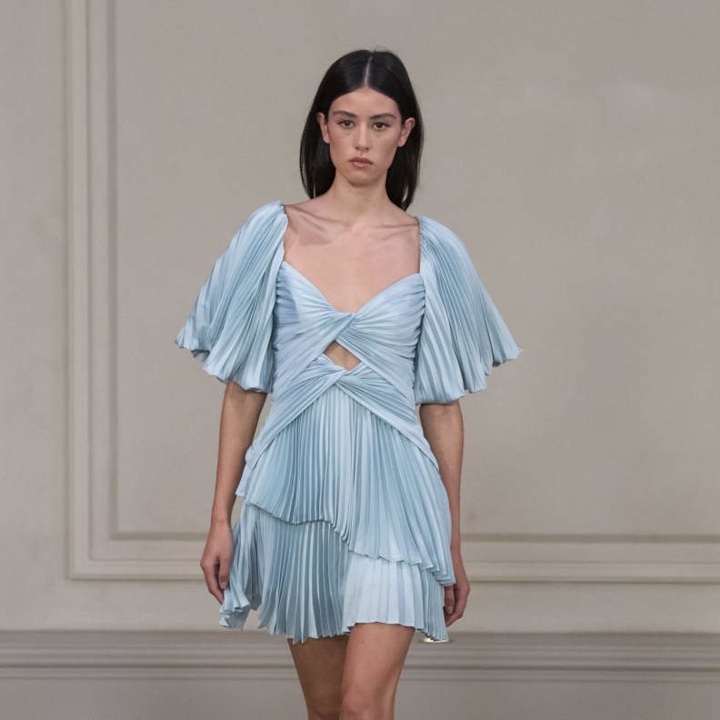 اختاري فساتين أزرق قصيرة بدرجات متعددة لإطلالة ملفتة ومتألقة