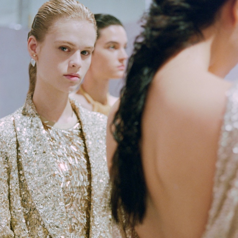 صور حصرية لـ"هي" من كواليس عرض أزياء Dior... نظرة عن كثب لشغف وحرفية الدار العريقة