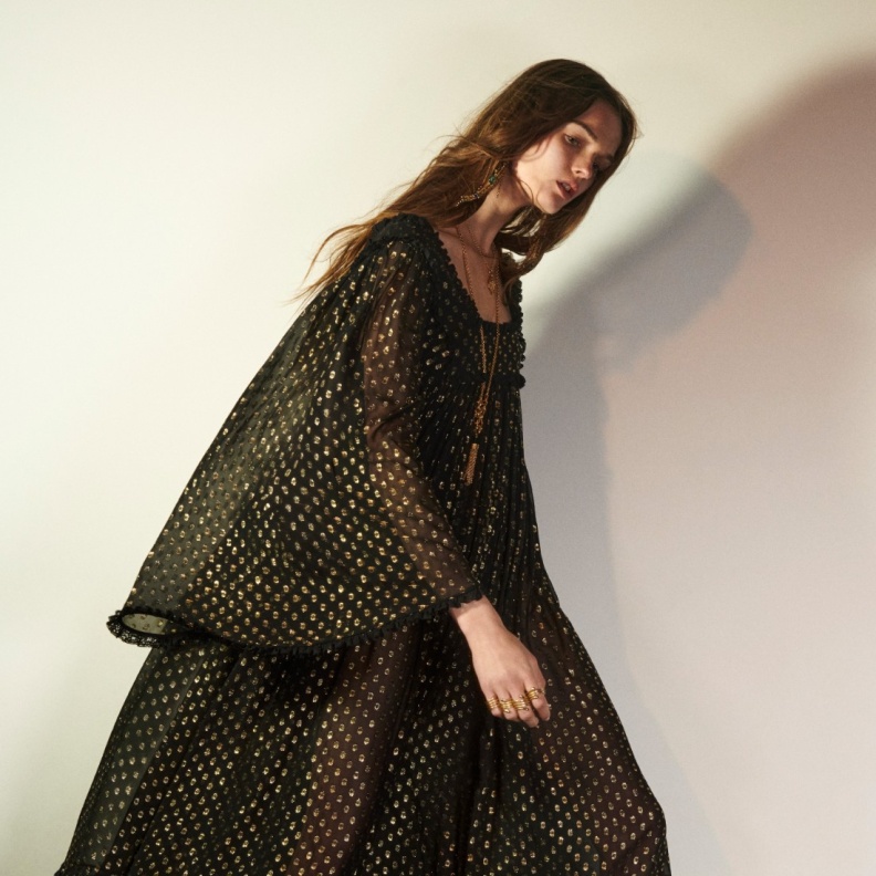 مجموعة Chloé لصيف 2025... التقاء الأضداء في خزانة ملابس مليئة بالفرح والحرية مع لمسة من الفخامة