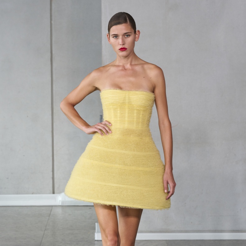 فساتين خروج صيفية قصيرة بألوان زاهية من Carolina Herrera