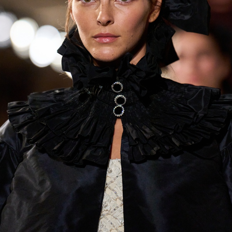 مجموعة شانيل لشتاء 2025 تحيي المكياج الطبيعي وعقدة الساتان على الشعر