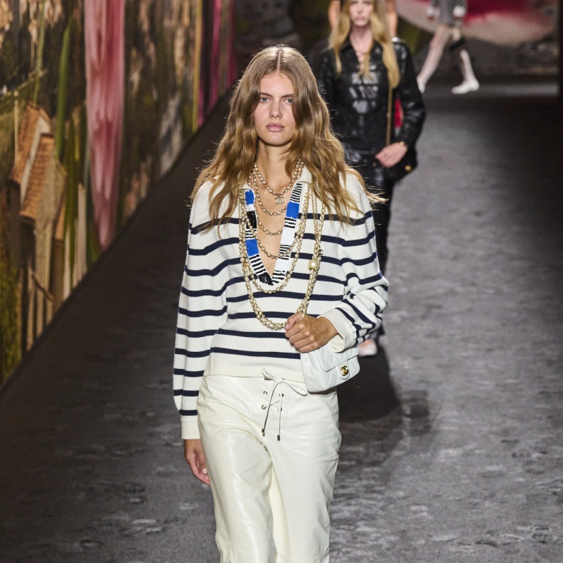  أهمية البنطلون الأبيض تبدأ مع بداية كل صيف