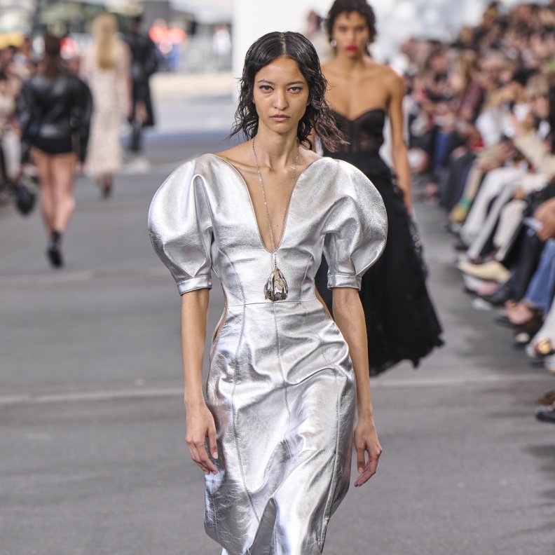 انعكاسات الأزياء الميتالك على فصل الصيف .. بريق وجاذبية