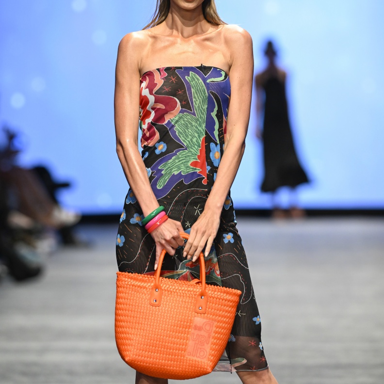 موضة الحقائب المرجانية صيحات أكثر جاذبية في الصيف