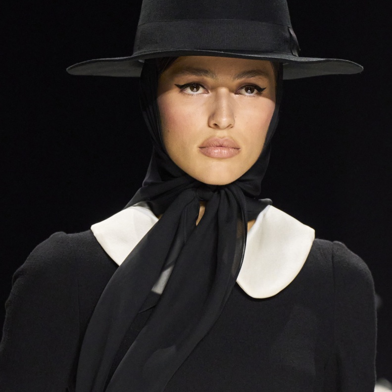 تصايم قبعات خارجة عن المألوف من Dolce Gabbana